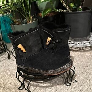 UGG Bailey boots, black with a tan wooden Button! EUC women size 5.5